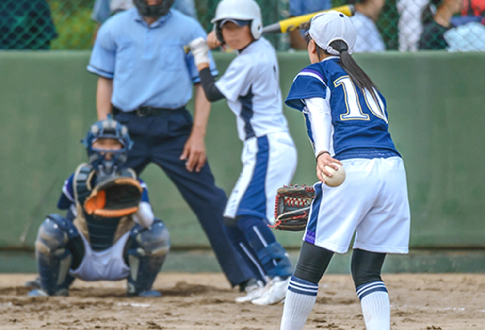 女子ソフトボールの試合の様子